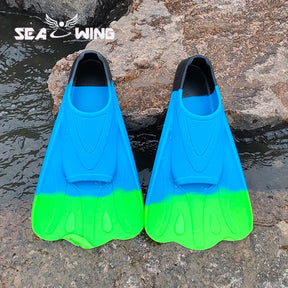 New colored swimming training fins for summer tourism, elastic and soft silicone diving frog shoes