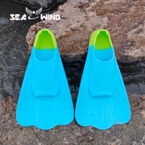 New colored swimming training fins for summer tourism, elastic and soft silicone diving frog shoes